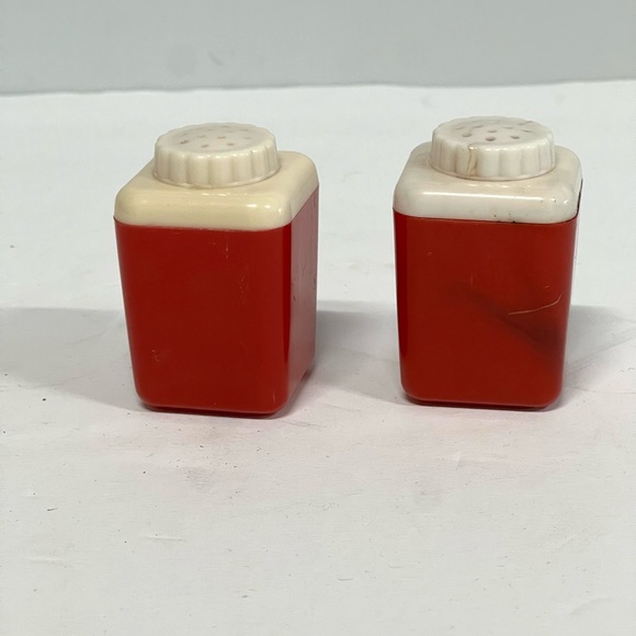 Decorative Only. Vintage.  Lustro Ware, Salt & Pepper Shaker Set - Picture 2 of 6